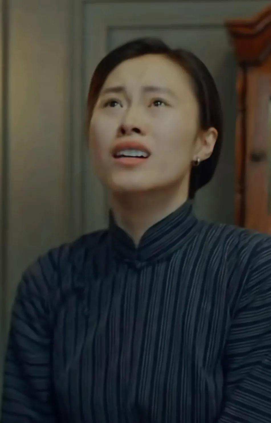 《沉默的荣耀》中，吴公馆的仆人阿兜，导演好几次把特写镜头给到她，这绝非偶然。因为