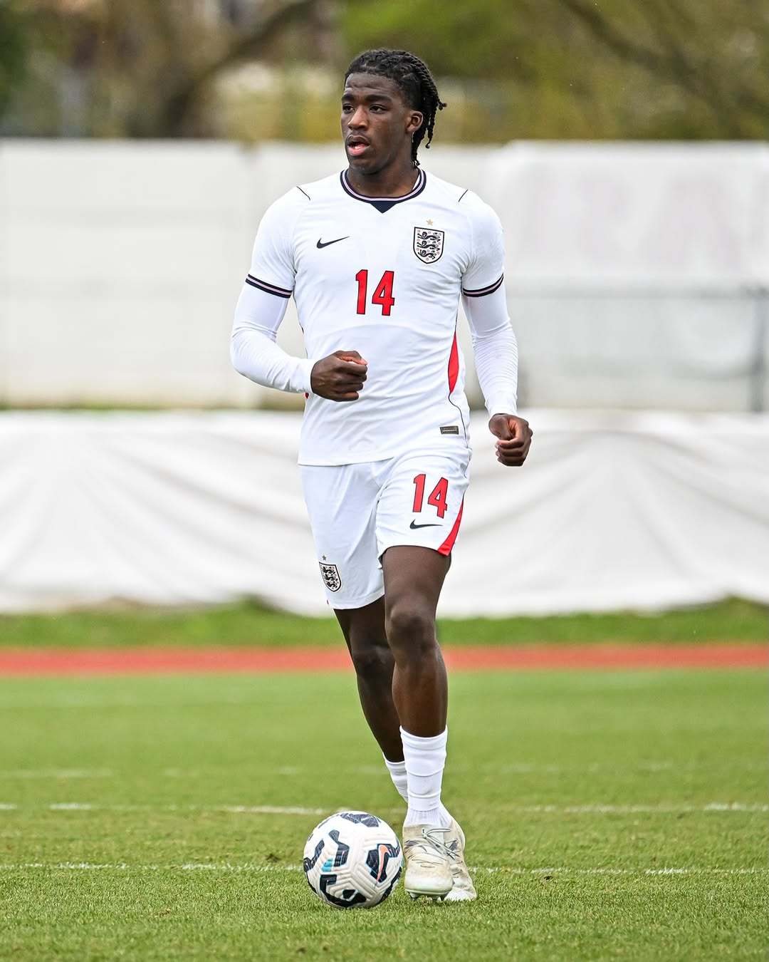 英格兰成年队、U19、U18上身全新主场球衣。贤聊球衣耐克英格兰