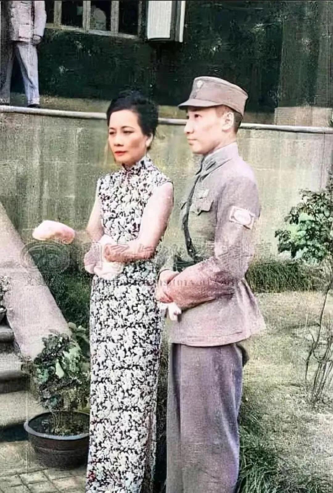 1940年，宋美龄与刚刚相见不久的蒋纬国的合影，两人虽然站在一起，但是气氛尴尬，