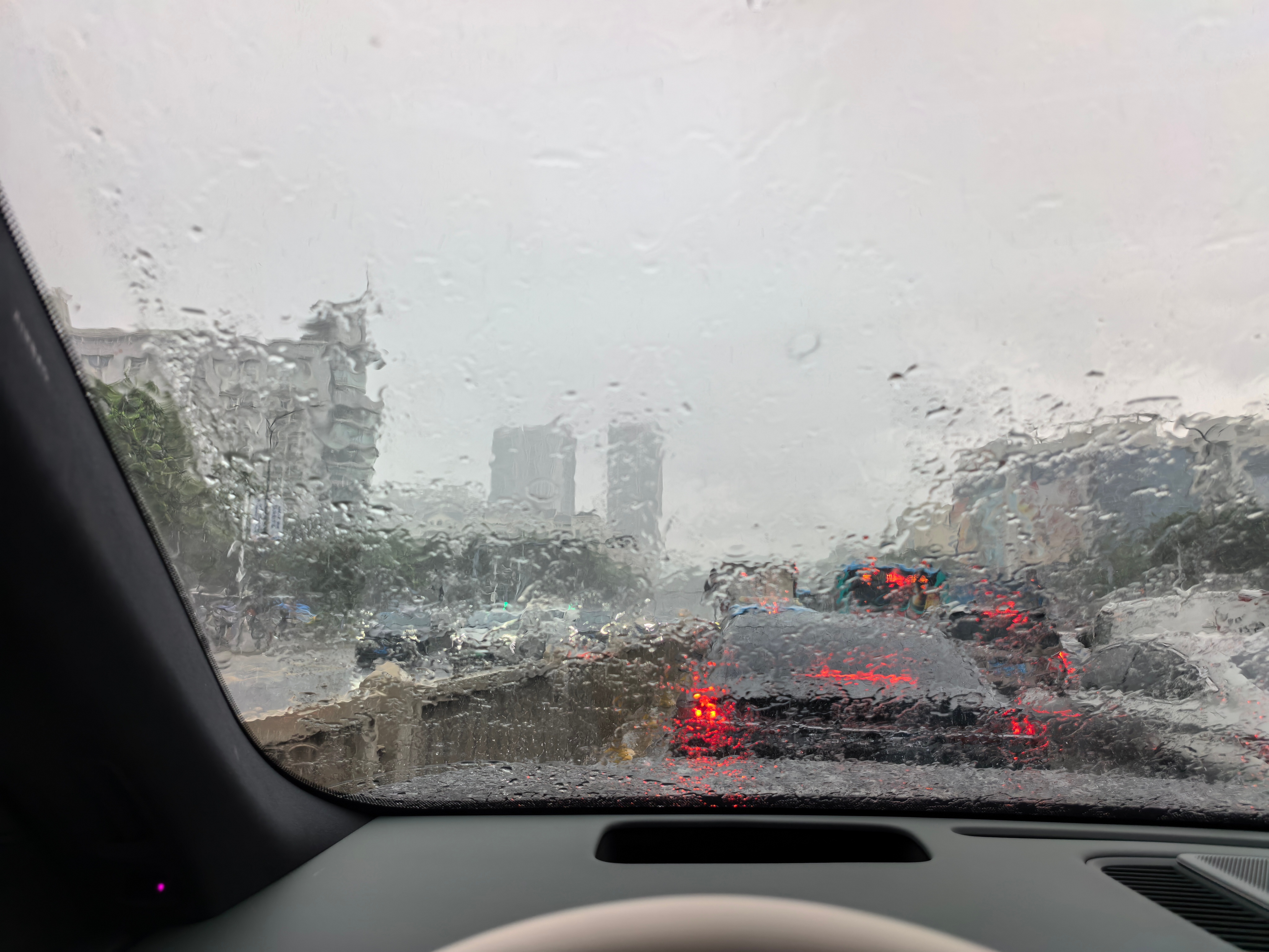 刚刚还艳阳高照转头就大雨倾盆 深圳