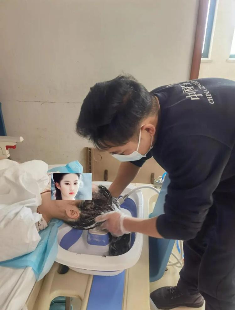 很多人总觉得赚钱的路子早就被占满了，可总有人能抓住别人忽略的刚需，把小众便民服务
