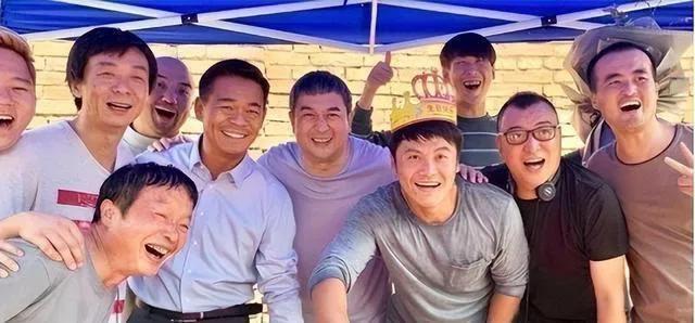 众星同框，我只认出了4位：面色偏黑、笑容灿烂的孙浩，眉欢眼笑的张嘉译，戴着''生