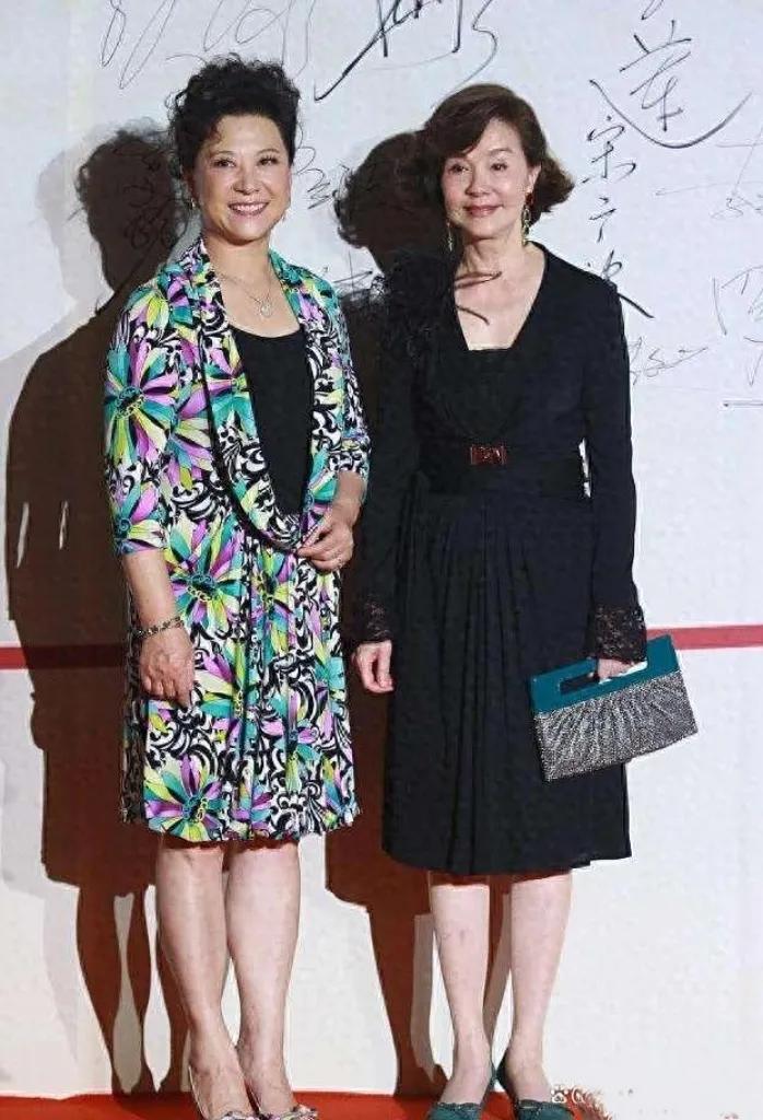 当归亚蕾与王馥荔同框，那画面满是岁月沉淀的美！

王馥荔身着花衣，明艳又灵动；归