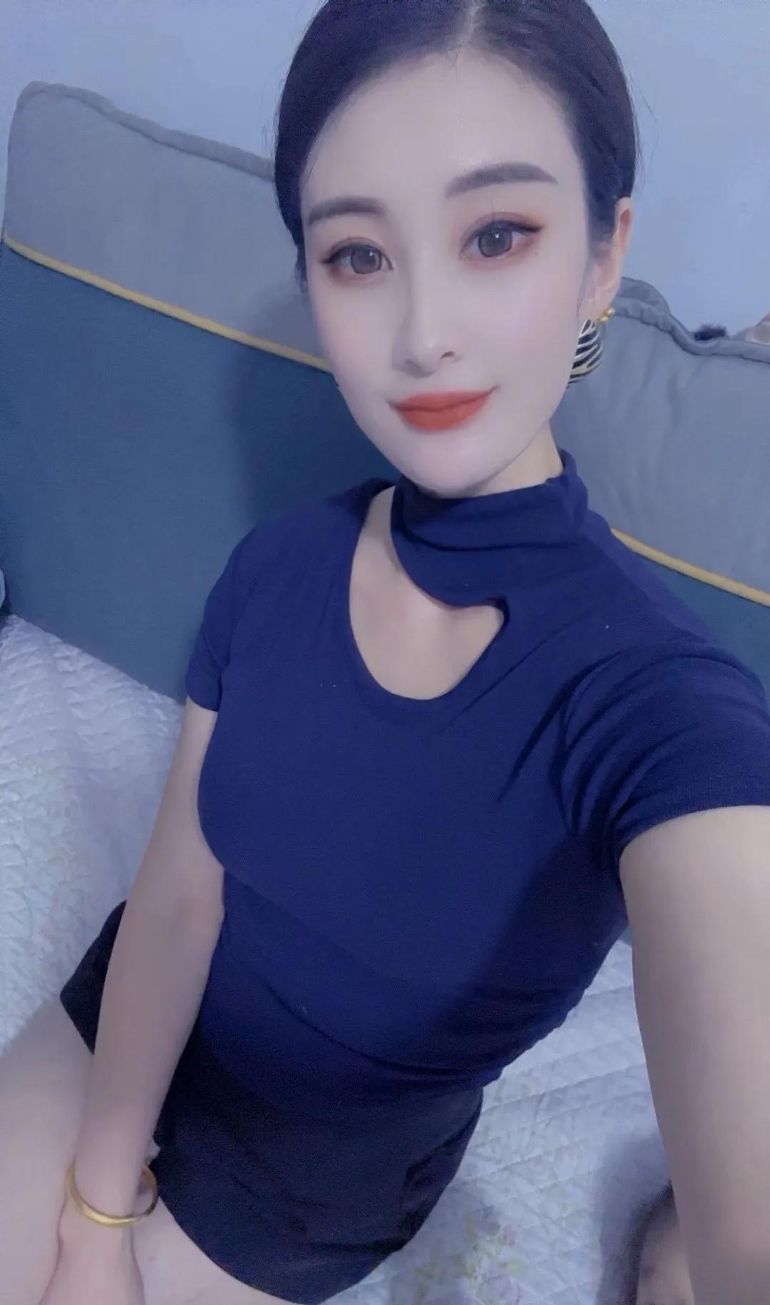 白衣素衣，青丝垂挂。