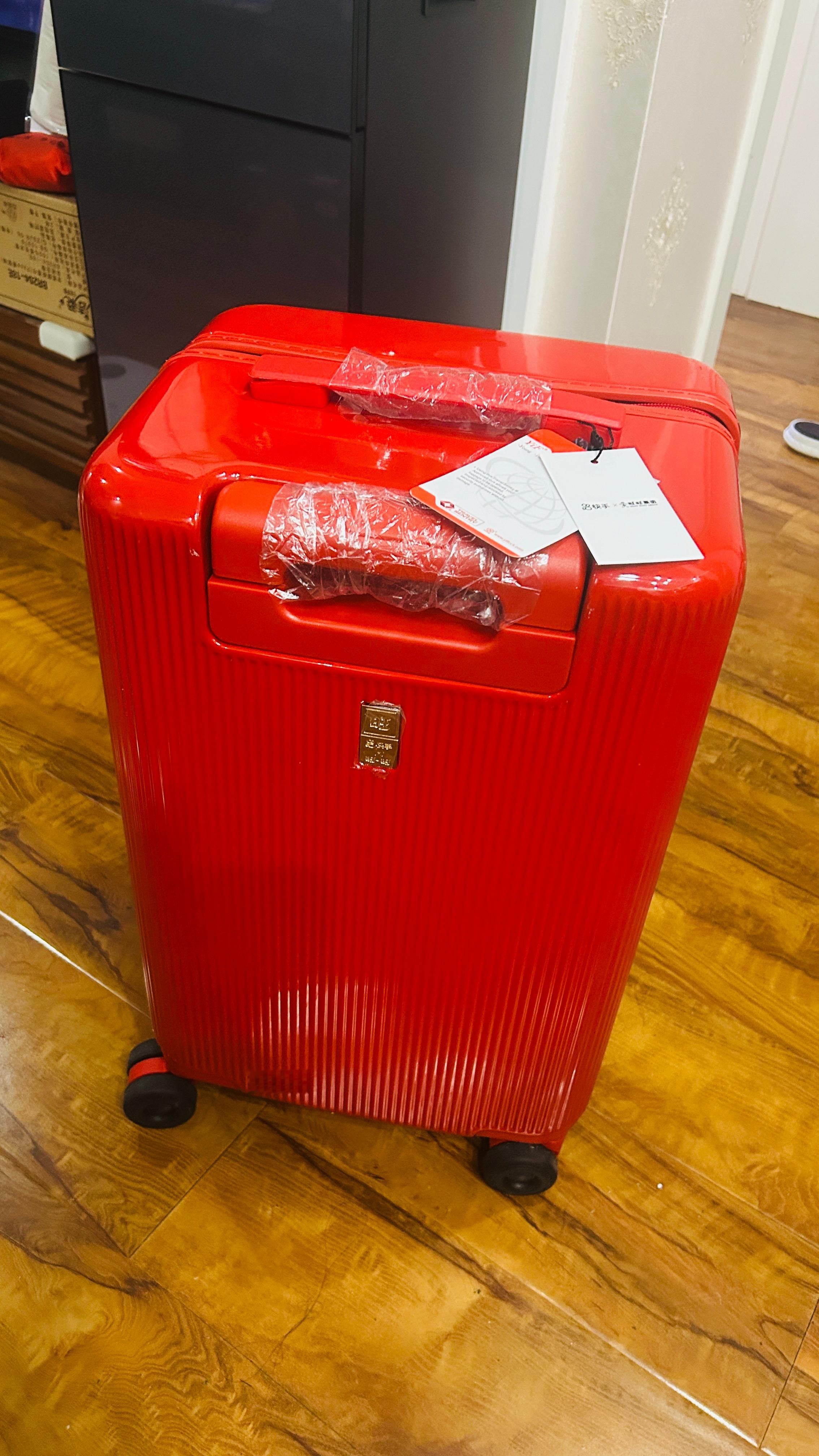 “快手集团”送的2026年新春礼盒ps：一箱旺仔礼包+附赠一个旅行箱新春礼盒