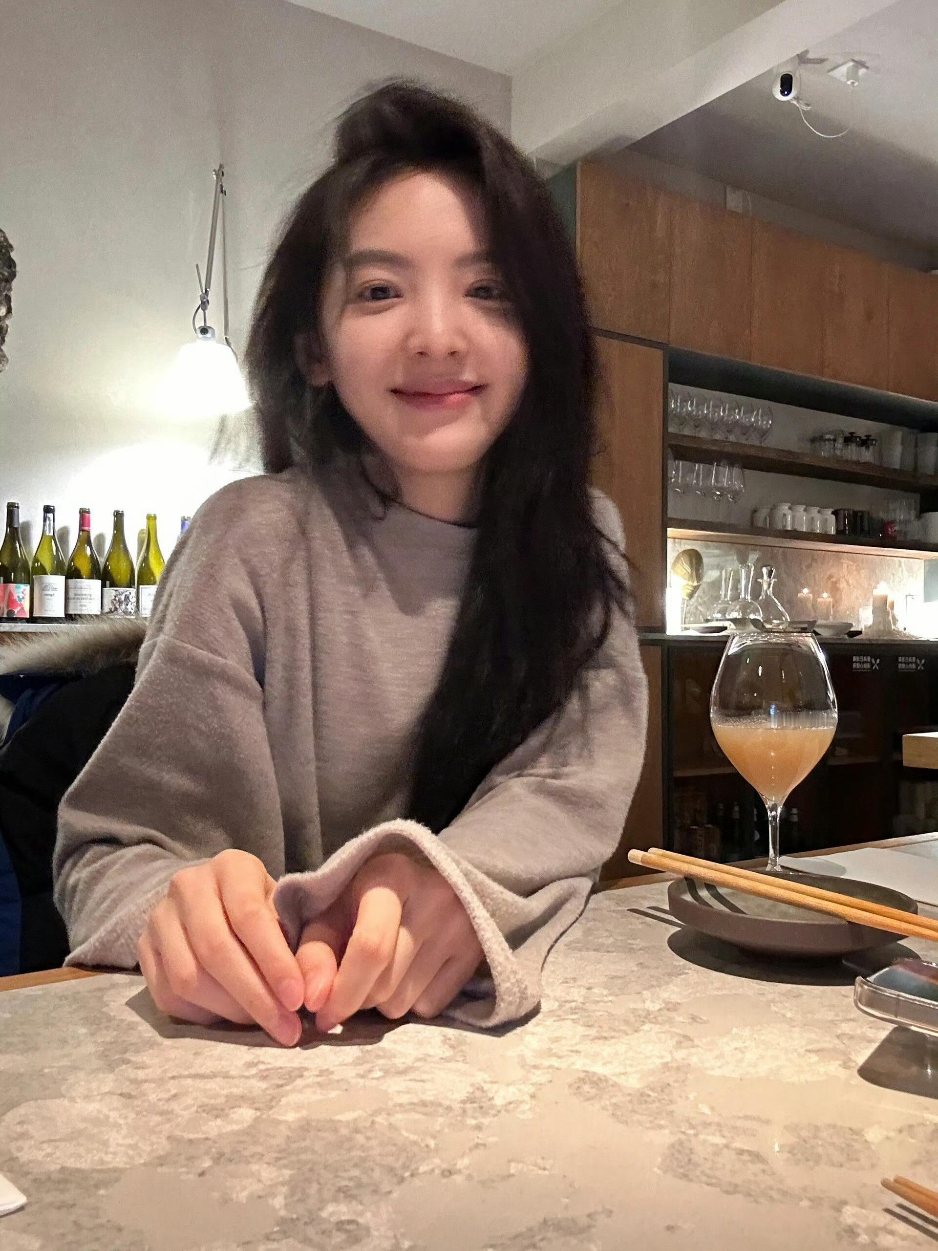 好喜欢这组章若楠，特别随性舒服的美 