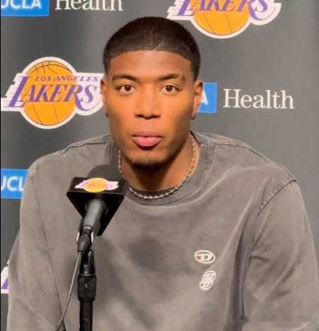 雷迪克再次明说队内有人不听话，“不愿意做选择，不愿意改变”，其实就是简单的甩锅手