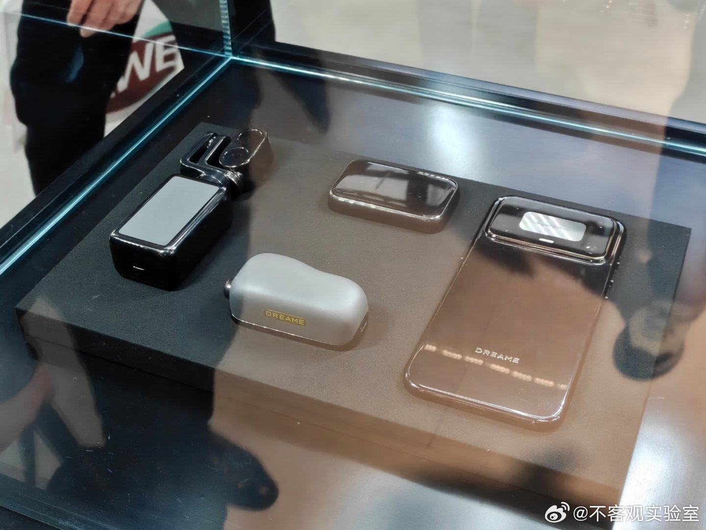 追觅的“手机矩阵”，总的来说分高奢珠宝和模块化解决方案两大系列，这看着可比 Ve