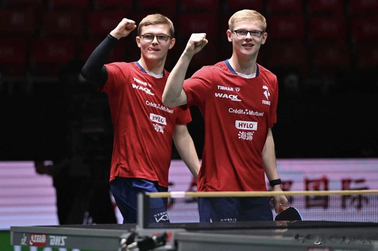 不容易，法国队居然是第一个一睹国乒男双尊容的球队。

成都混团世界杯，法国队终结