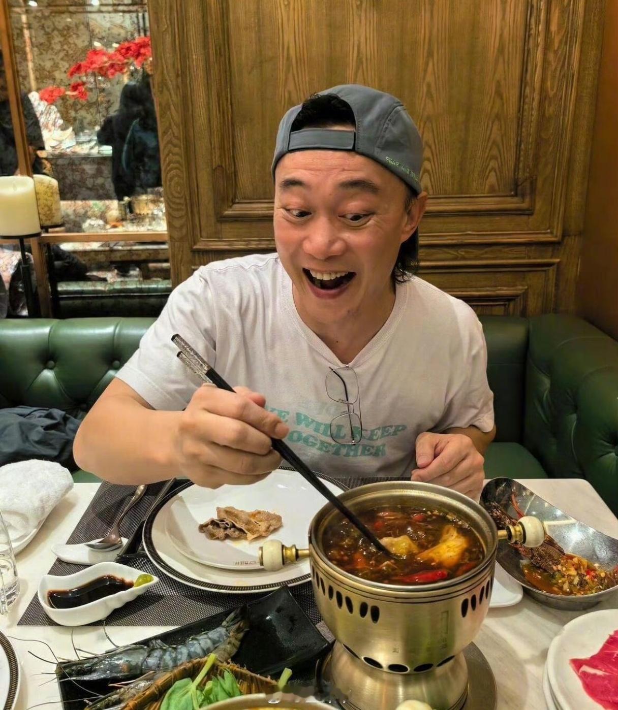 陈奕迅ins报平安刚刚还在传脑死亡[二哈]下一秒人家亲自出来打脸了，大口吃肉就跟