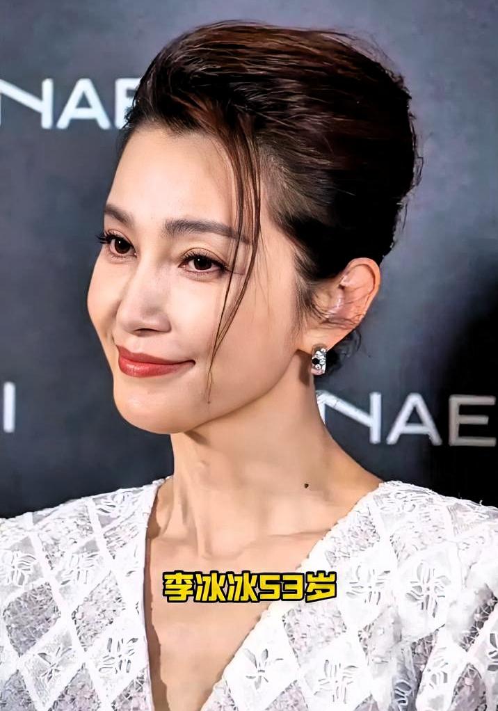 记者问李冰冰最近有没有影视计划。她没答，反问了一句："你有吗？你有我就有。"
