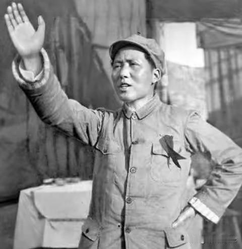 他27岁壮烈牺牲，毛主席评价此人之死重于泰山，上将肖华感叹若不牺牲应能成为元帅