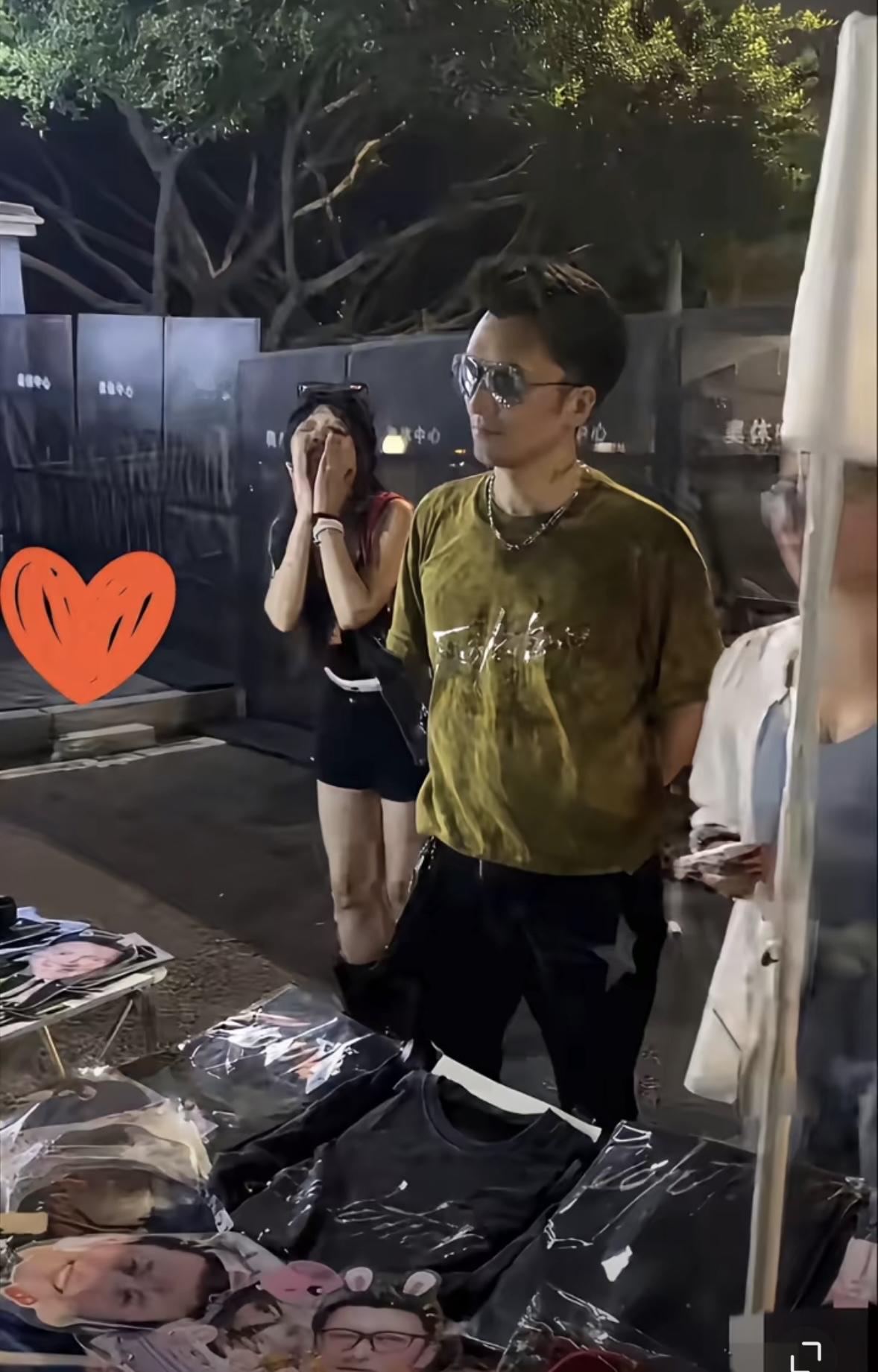近日在谢霆锋重庆演唱会上，有位酷似谢霆锋的模仿者被歌迷们疯狂围堵拍照拍视频，因为