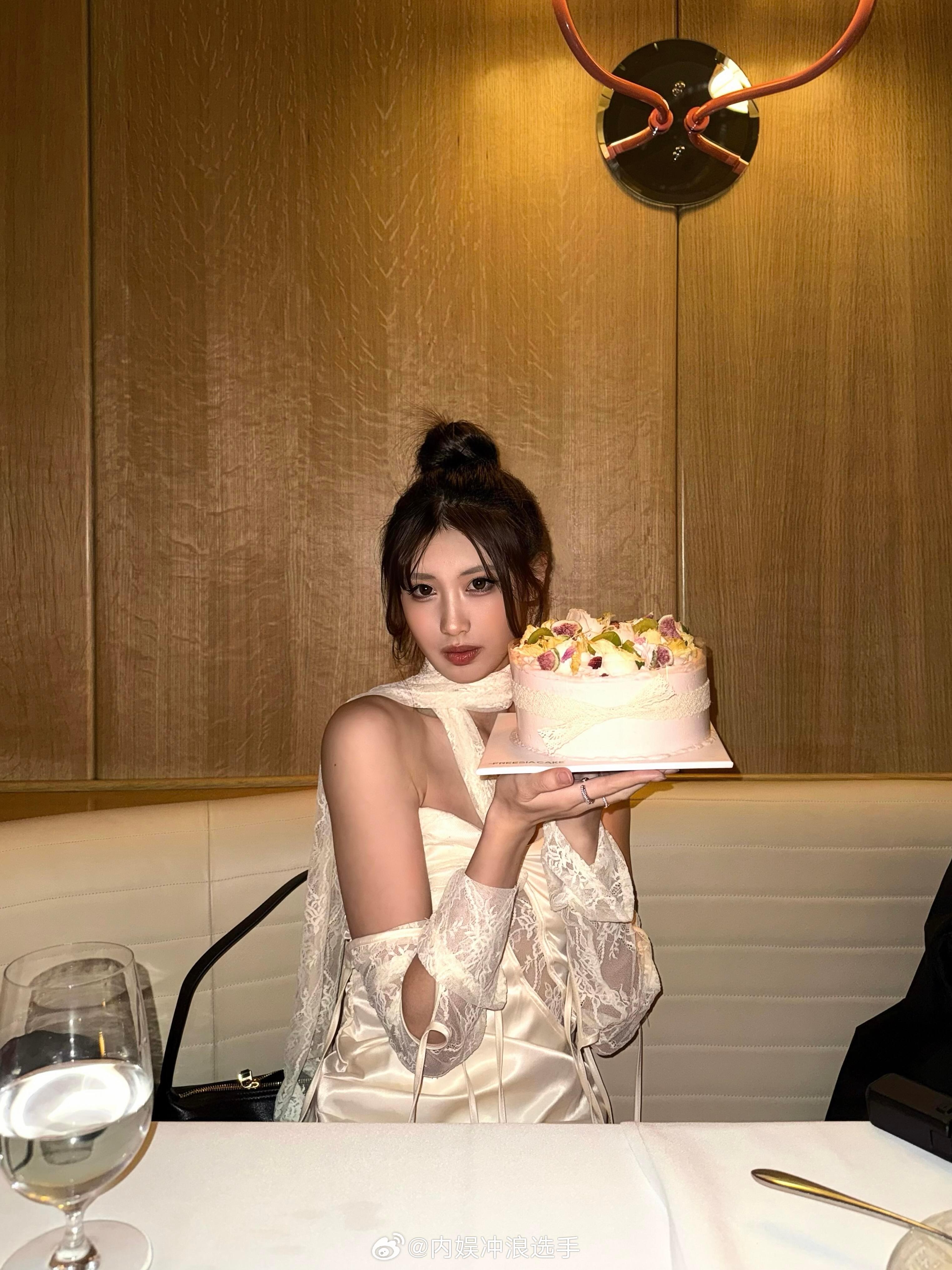 冯小刚小女儿20岁了冯小刚20岁女儿美国庆生 冯小刚小女儿20岁了，很漂亮 