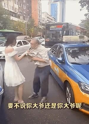 “菜市场一角，姑娘和大爷为几毛钱菜价吵翻天，竟然动起了手。” 这场面，真是小争执