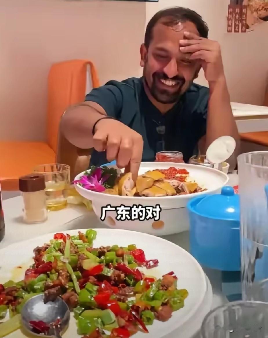 印度的大客户过来深圳，公司热情邀请他吃饭，当印度老板用手抓白切鸡时，大家瞬间都安
