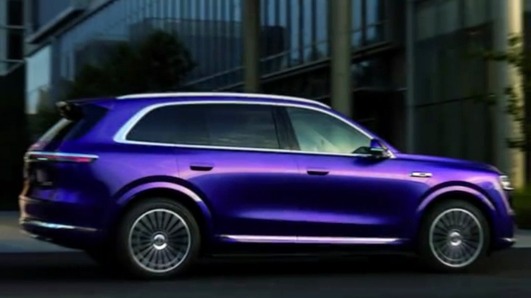 问界M7官宣夜紫新色问界M7新车色亮相家人们！问界M7出新色了！就这个“夜紫”，