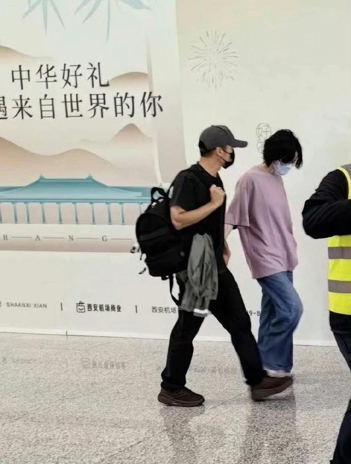 谢霆锋王菲十指紧扣走机场锋菲cpf最近好幸福 你爱我，我爱你，锋菲甜蜜蜜~ 