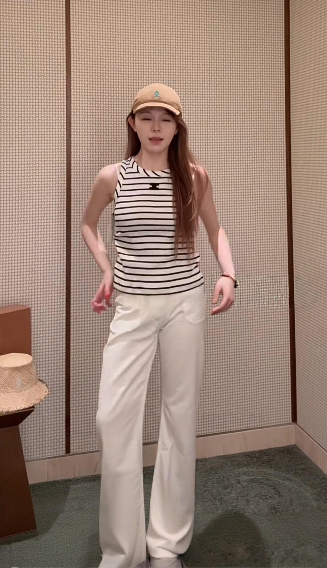 CELINE黑白条纹背心，U型宽肩带+凯旋门小标，法式慵懒感满满✨。无袖设计，单