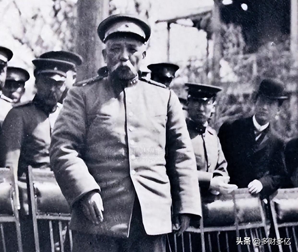 1916年，袁世凯在举国唾骂中死去，他却留下7.5亿枚自己头像的银元，这钱，中国