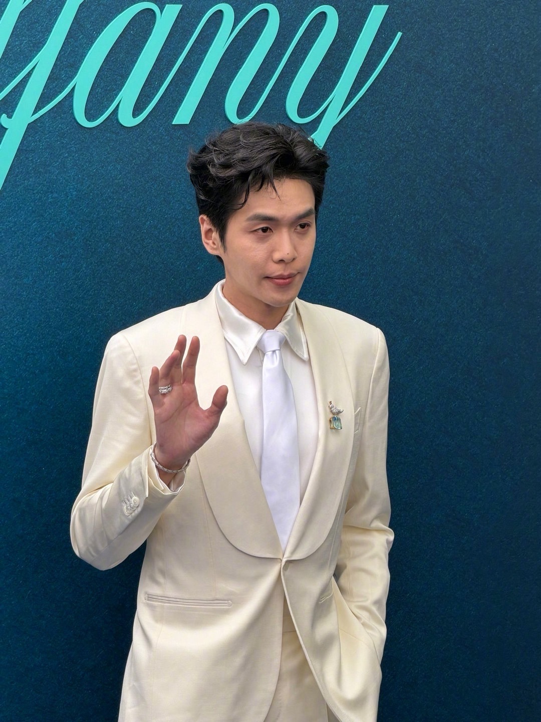 亮相Tiffany三里屯开幕仪式的各位明星：唐嫣、张若昀、李昀锐、王星越、宋雨琦