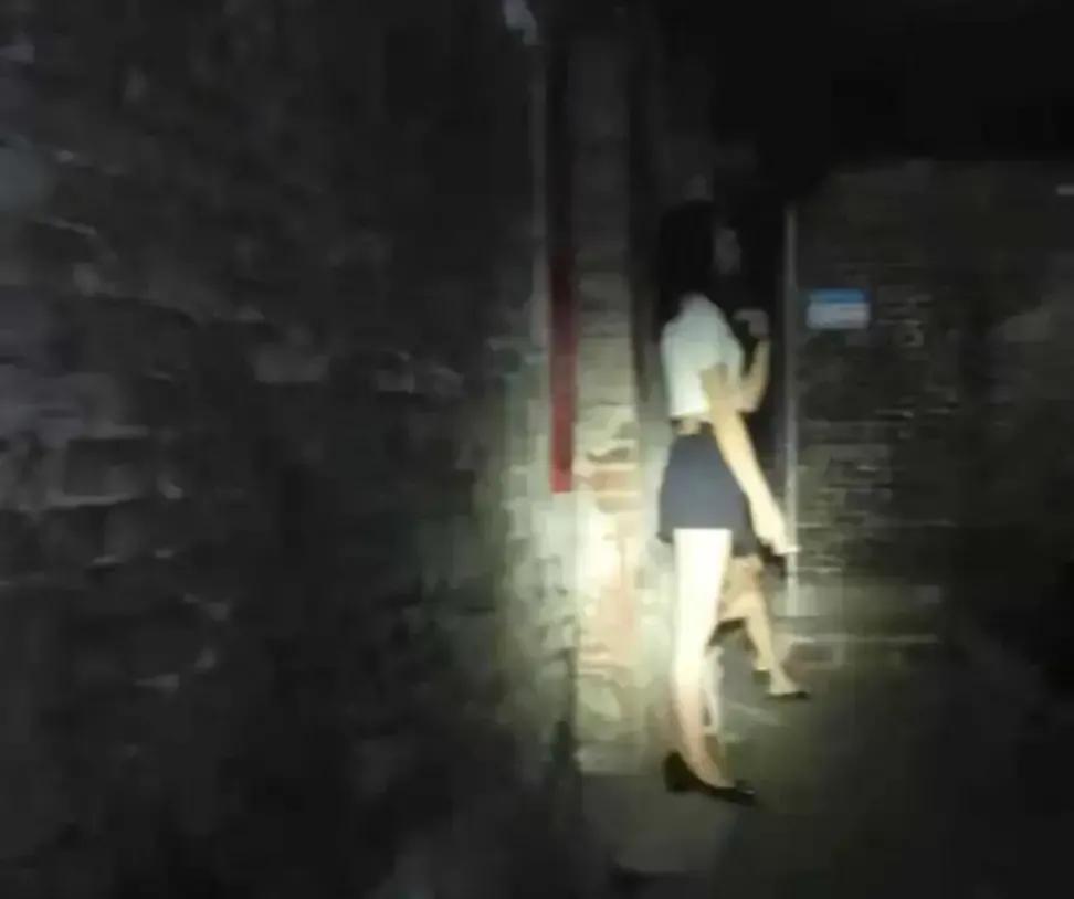 男子乘坐女子的出租车，女子在车上得知男子的嫖娼意图后，主动提出帮助他找嫖妓，条件