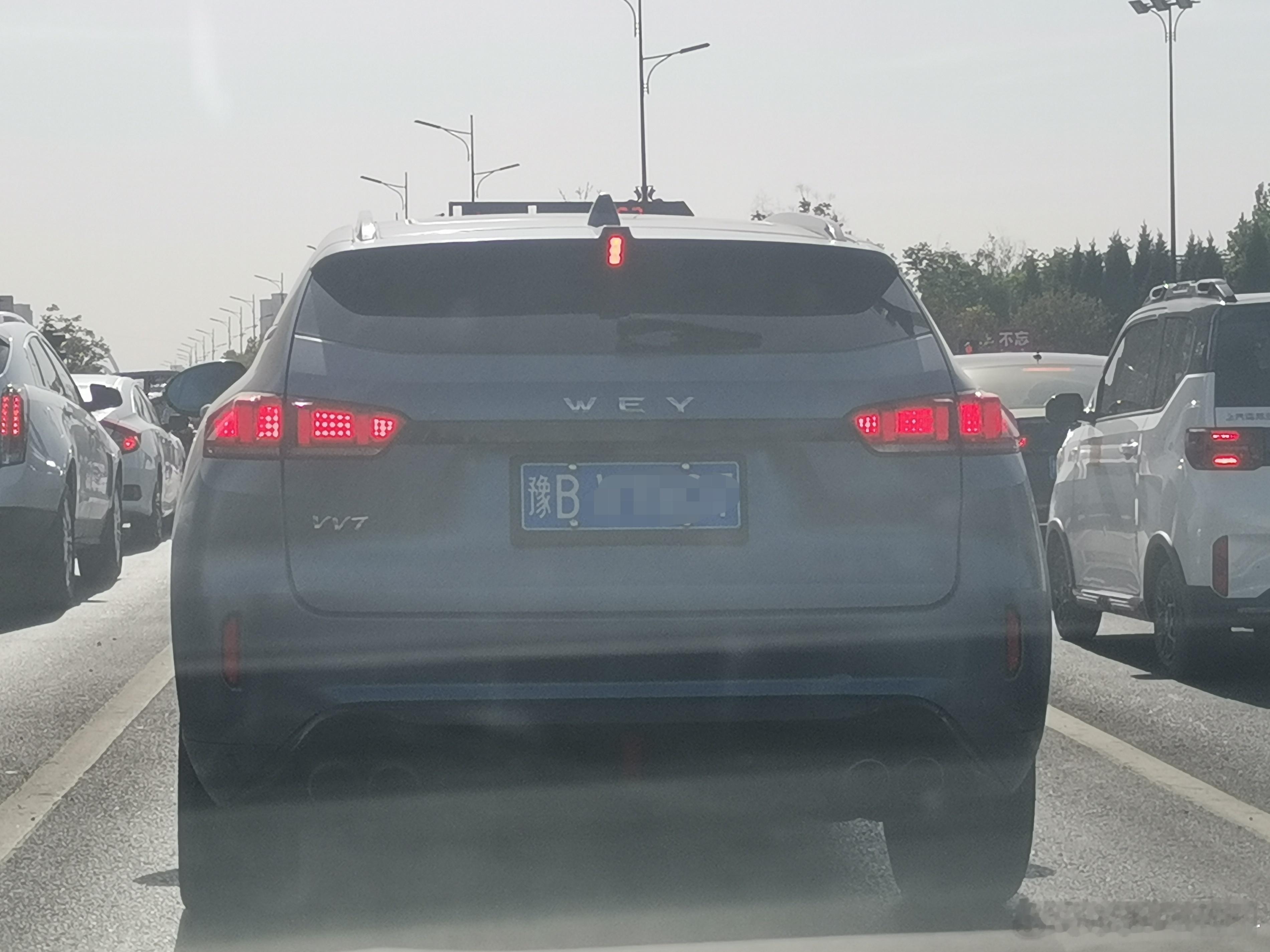 昨天去开封时遇到的VV7，这个屁股真的是爱了，至今仍旧不过是，反观现在的魏牌，外