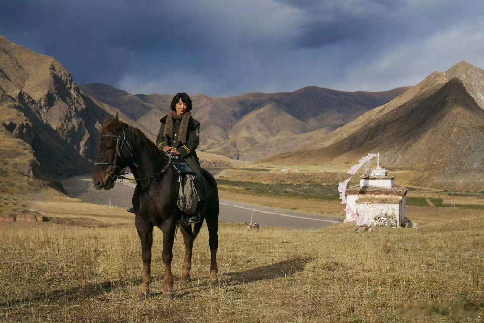 杨紫乖巧小马杨紫征服大草原杨紫乖巧小马，征服这片大草原， 