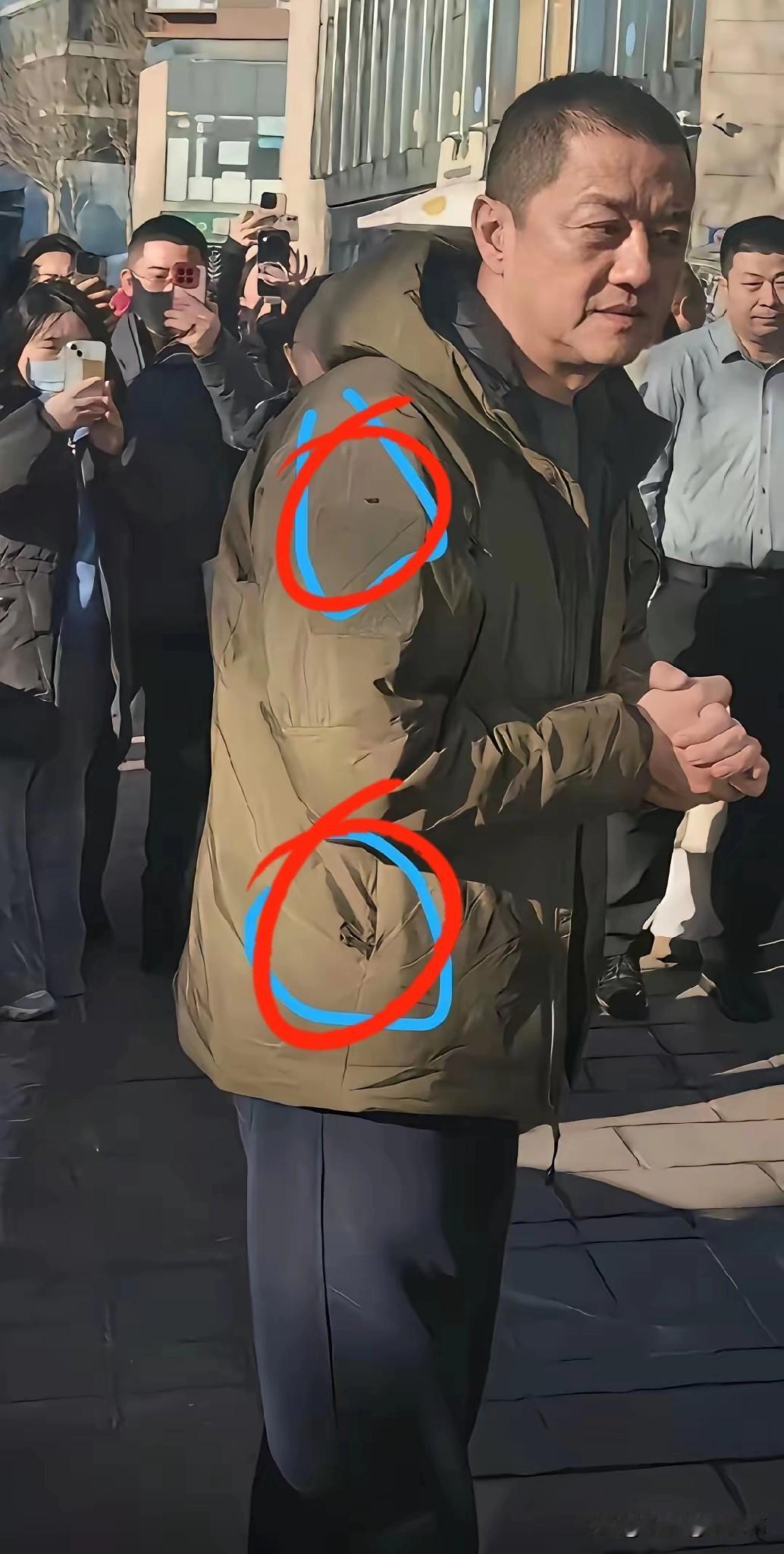 这件衣服这两天火了
李亚鹏穿着破旧衣服出席活动，
不是因为衣服破旧而丢人，而是故