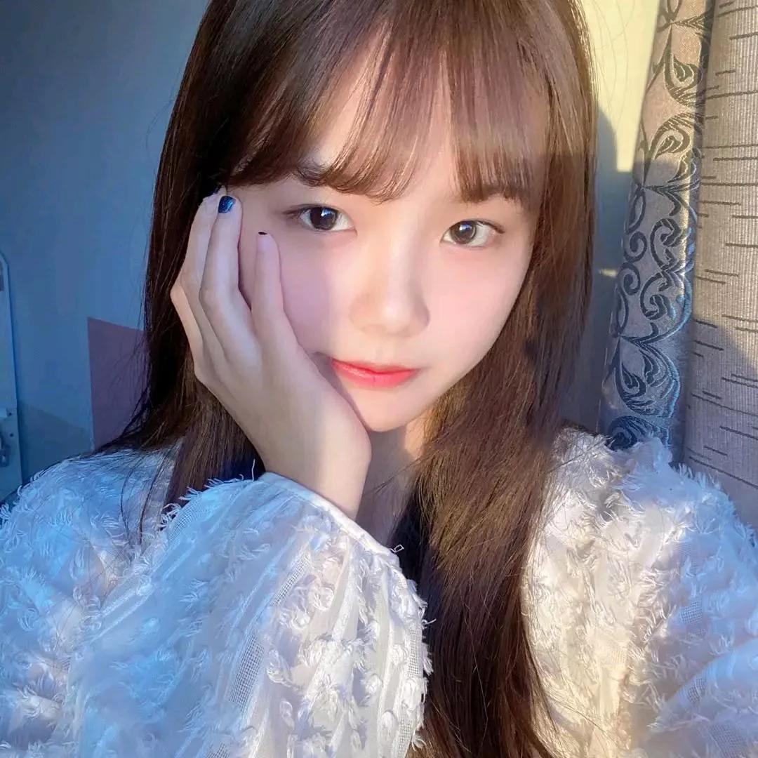 温柔氛围的少女，手托下巴，浅笑迷人