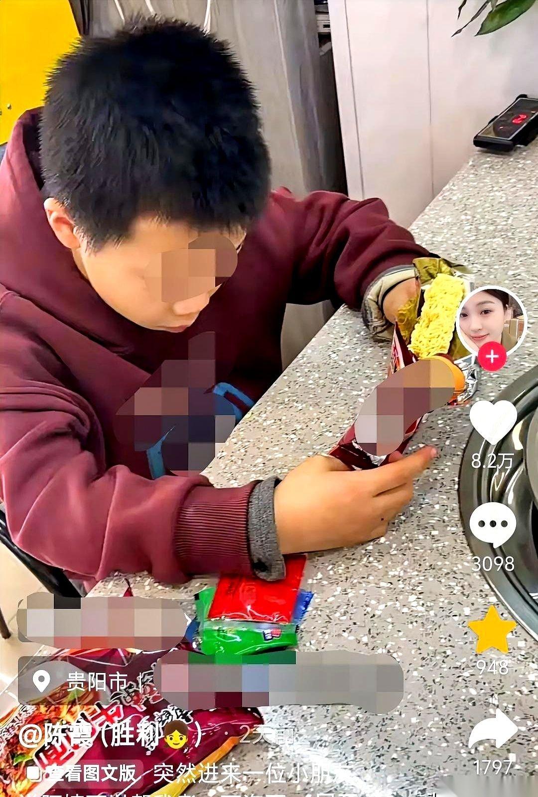 贵阳一家火锅店，店门被推开，探进来一个小脑袋。
不是客人。
一个十来岁的男孩，手