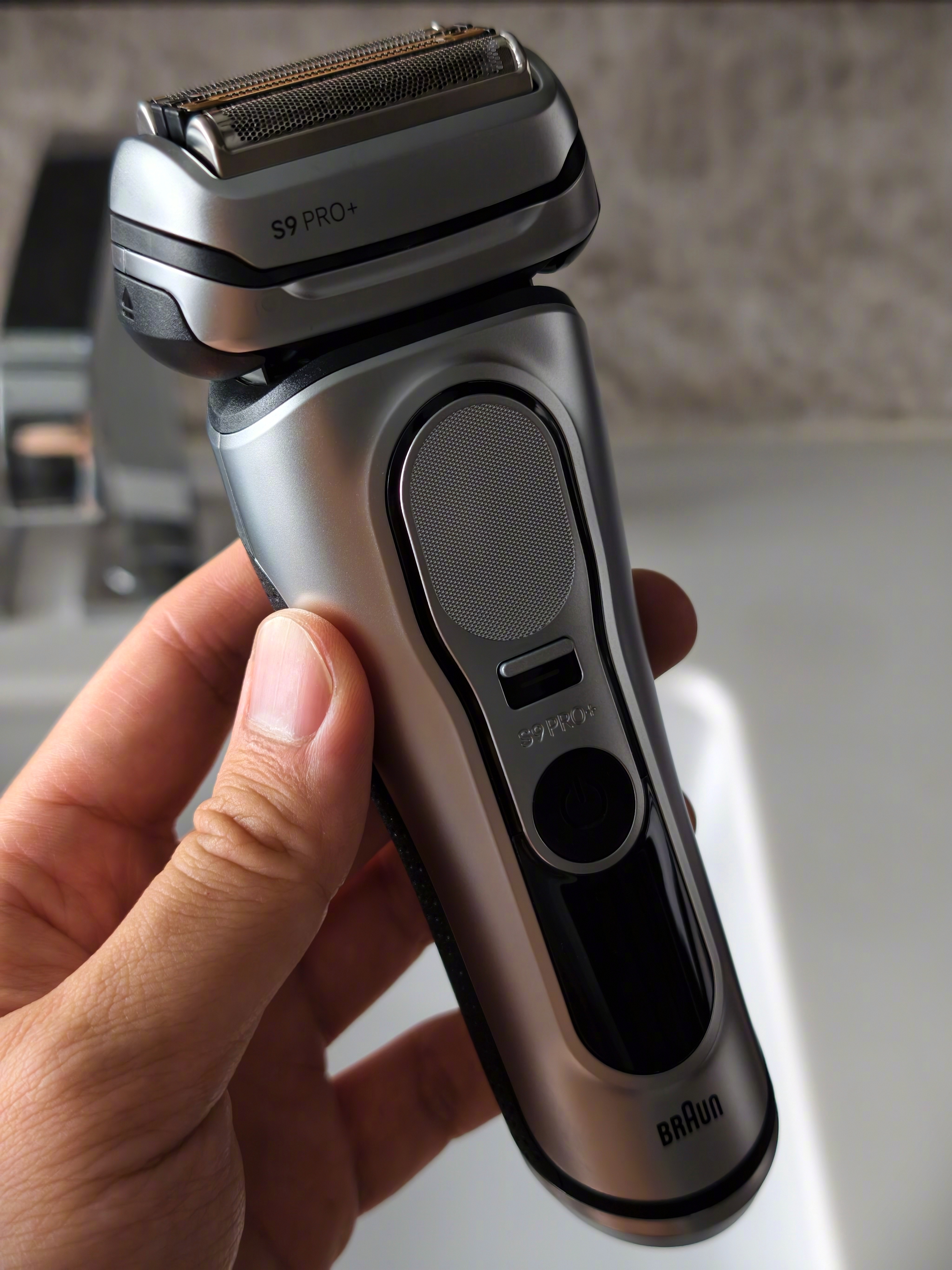 收到了刮胡刀，之前一直认为电动剃须刀刮不干净。看看这4000价位的刮胡刀到底有哪