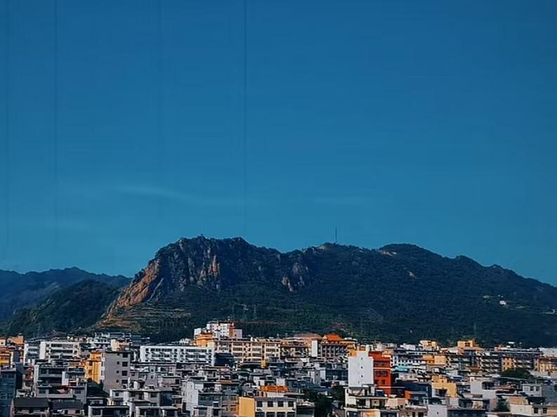 商洛童谣——凤冠山

凤冠山，封官山
魁星点斗山尖尖，
蟒袍玉带挂洞里，
文人武