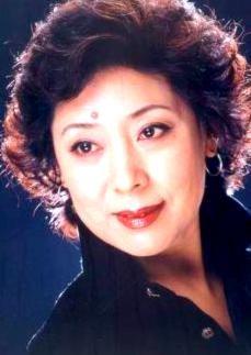 1990年，在忍受丈夫长期家暴后，著名歌唱家关牧村终于爆发了。当她看到蜷缩在墙角