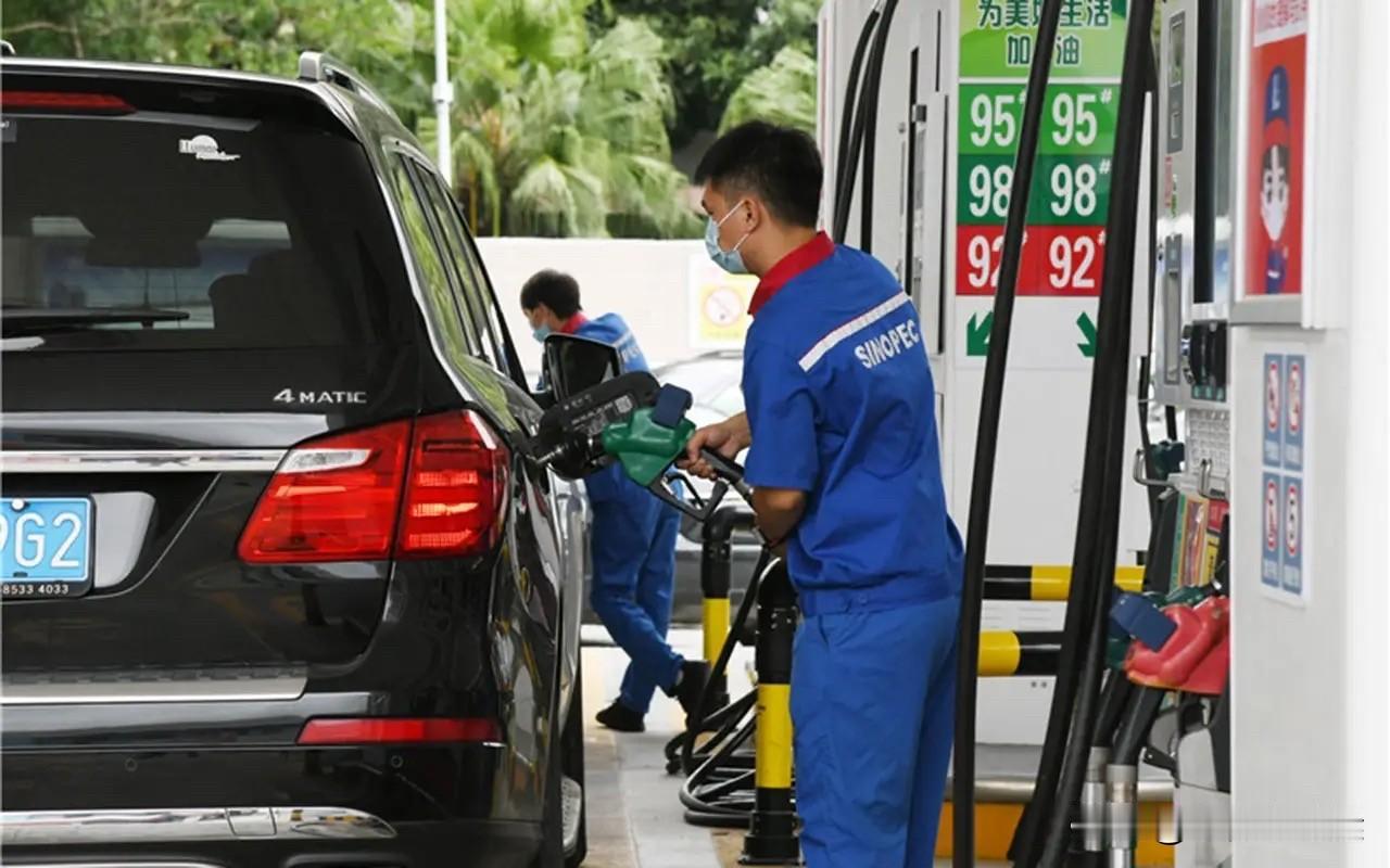 那么多人都去买电车了，为什么油价就是不降呢？其实道理很简单：
朋友们，你们发现没