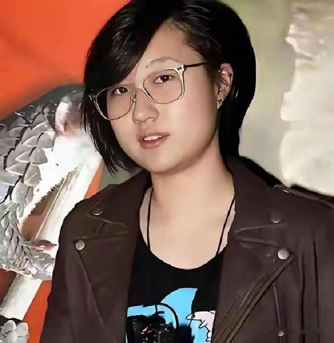 吴卓林，这位因成龙的名气被卷入舆论风暴的“小龙女”，如今回到了香港。作为父母的错