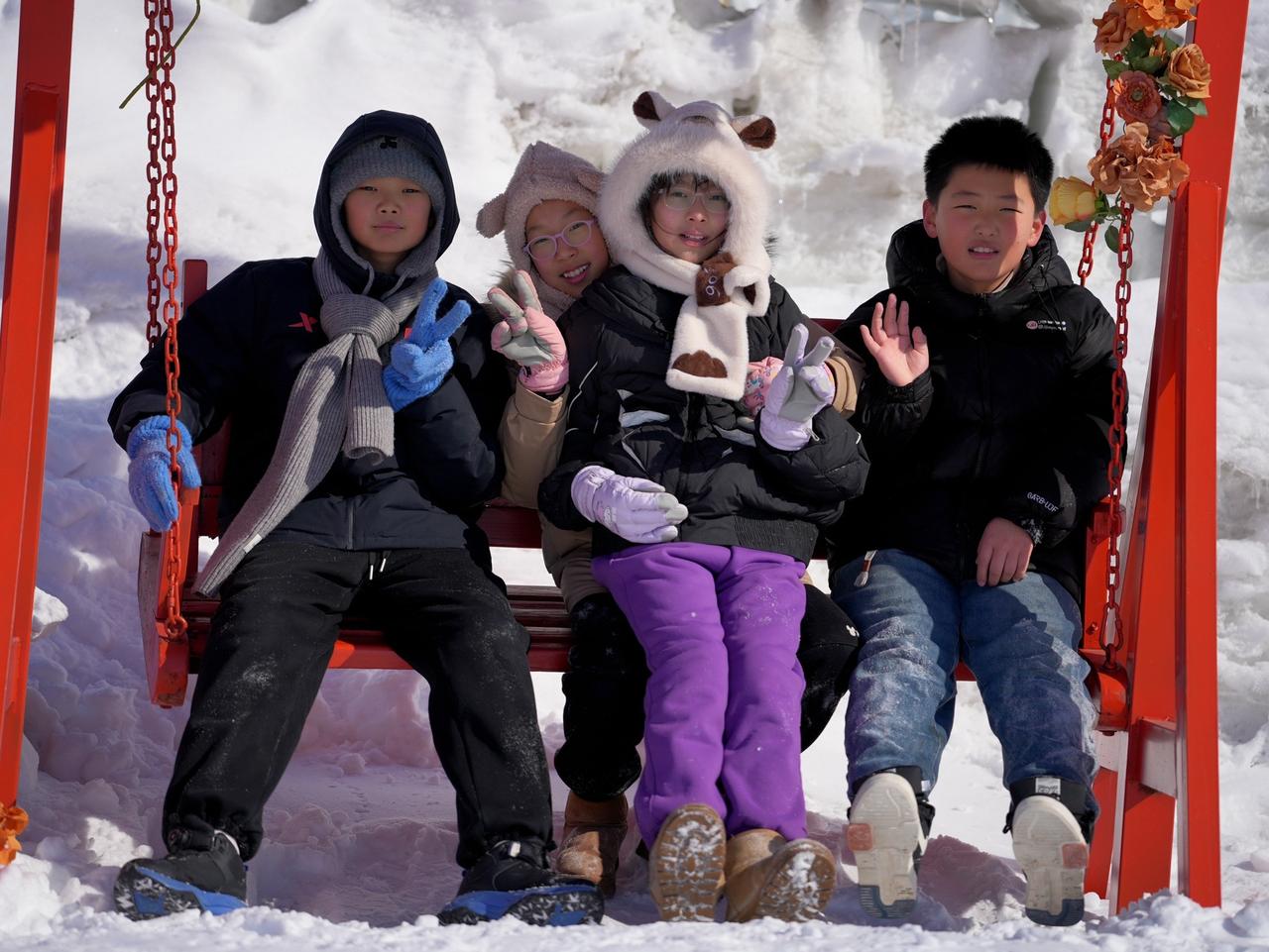 欢乐时刻 孩子们的笑容 玩雪的欢乐时光 冰雪乐园 雪地里撒欢