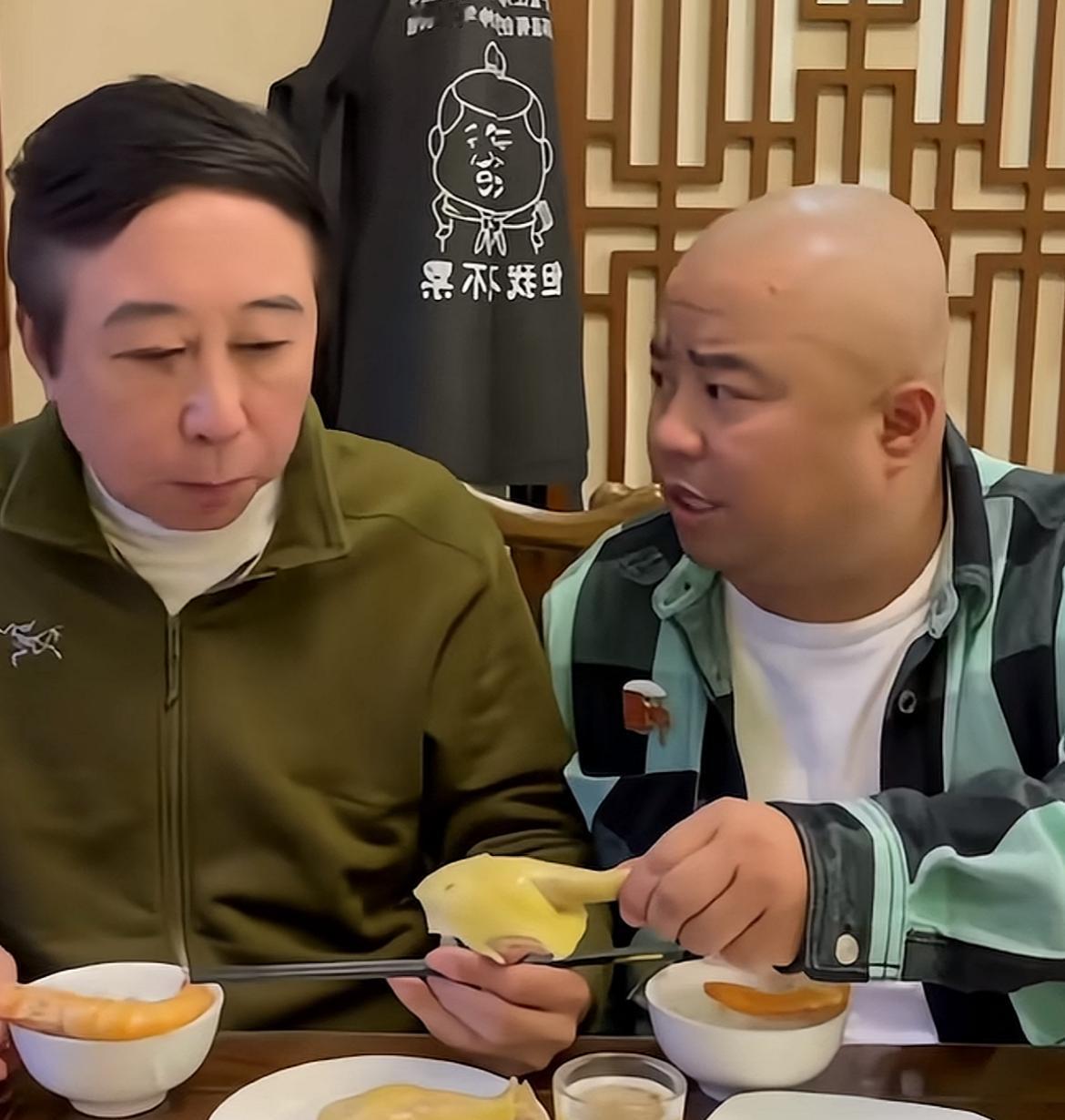 冯巩徒弟曹随风真给师父长脸，携好友参加“儿子”婚宴，现场亲自献唱，还要送上大红包