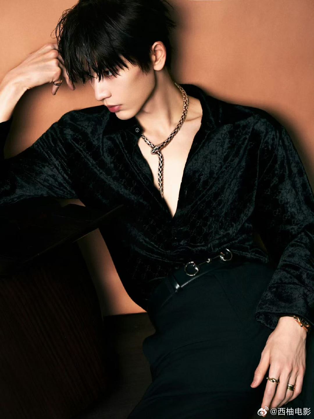 张凌赫宋威龙深V与深V张凌赫宋威龙浓颜的冲击 2月5日，微博之夜造型出图，张凌赫