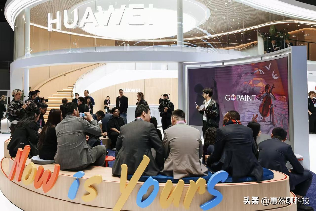 2026 3月2日 MWC 2026 巴塞罗那展馆内，华为携手机、PC、平板、手