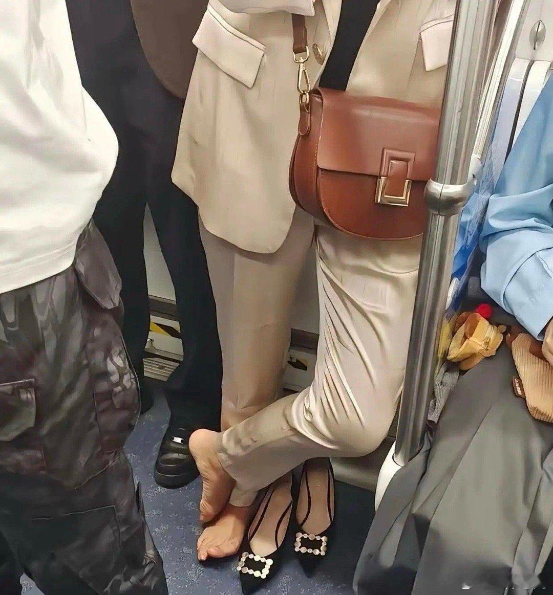 不懂就问，这样光脚站着，大概是什么原因？ 