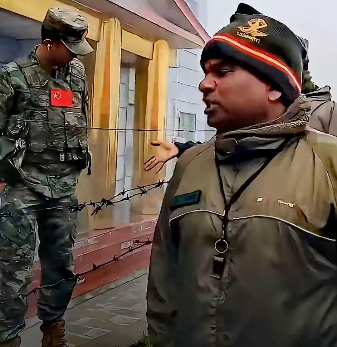 今天，乃堆拉山口的一幕，让印度网友破防了……画面中，一名边防军人双手插兜，对印军