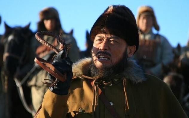 1942年，青马师长韩起功被撤职后，带着几十大车的黄金、银元、烟土等，准备回老家