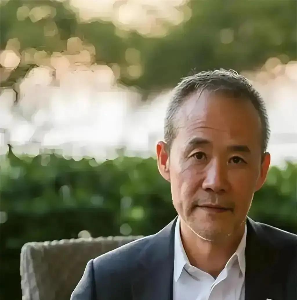 离婚前三天，他把全部房产过户给现任。

王石把万科股票留给前妻，婚房却只写田朴珺