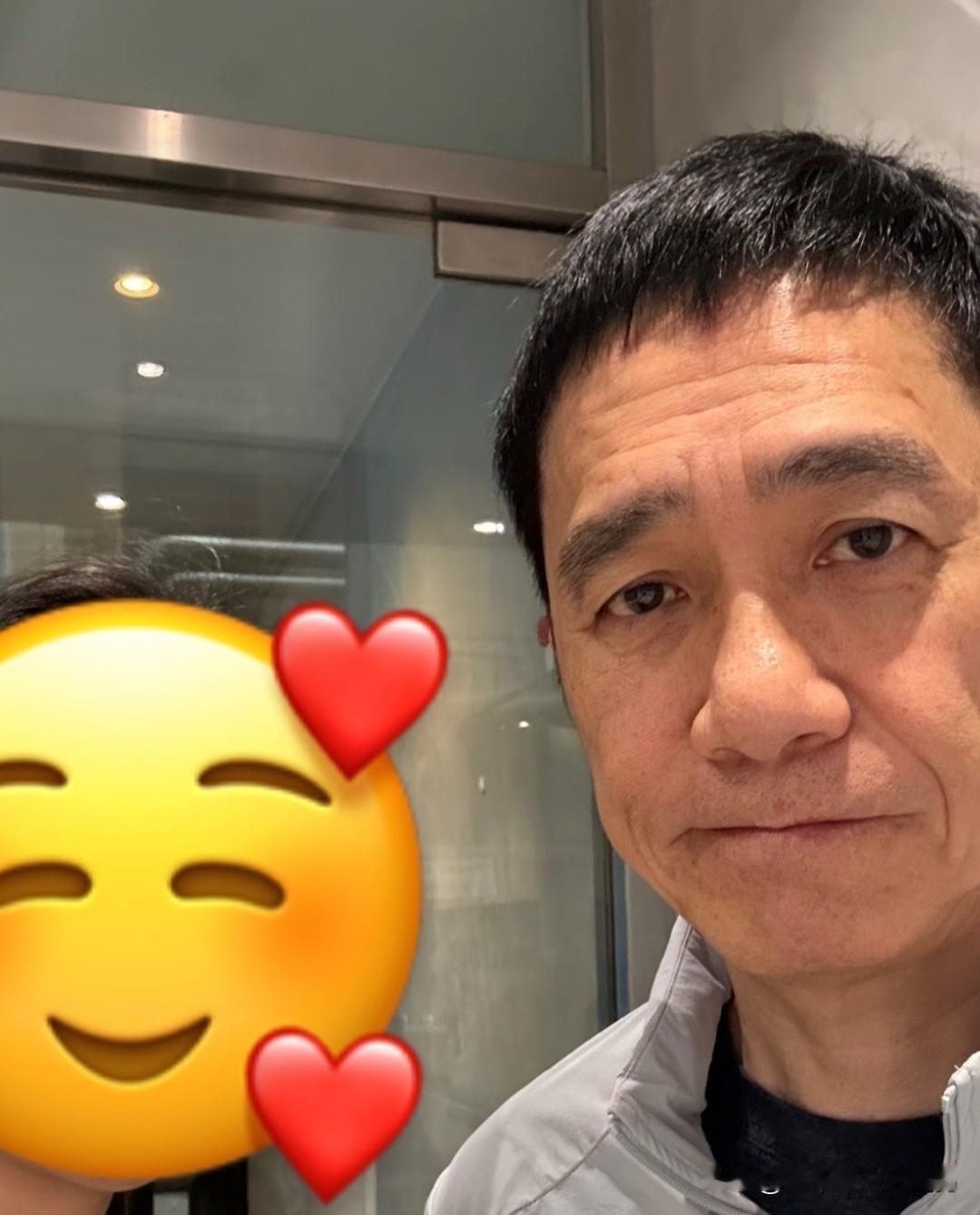 网友兰桂坊偶遇梁朝伟，生图状态曝光！这气场比电影里还绝，温柔到心化

香港中环兰