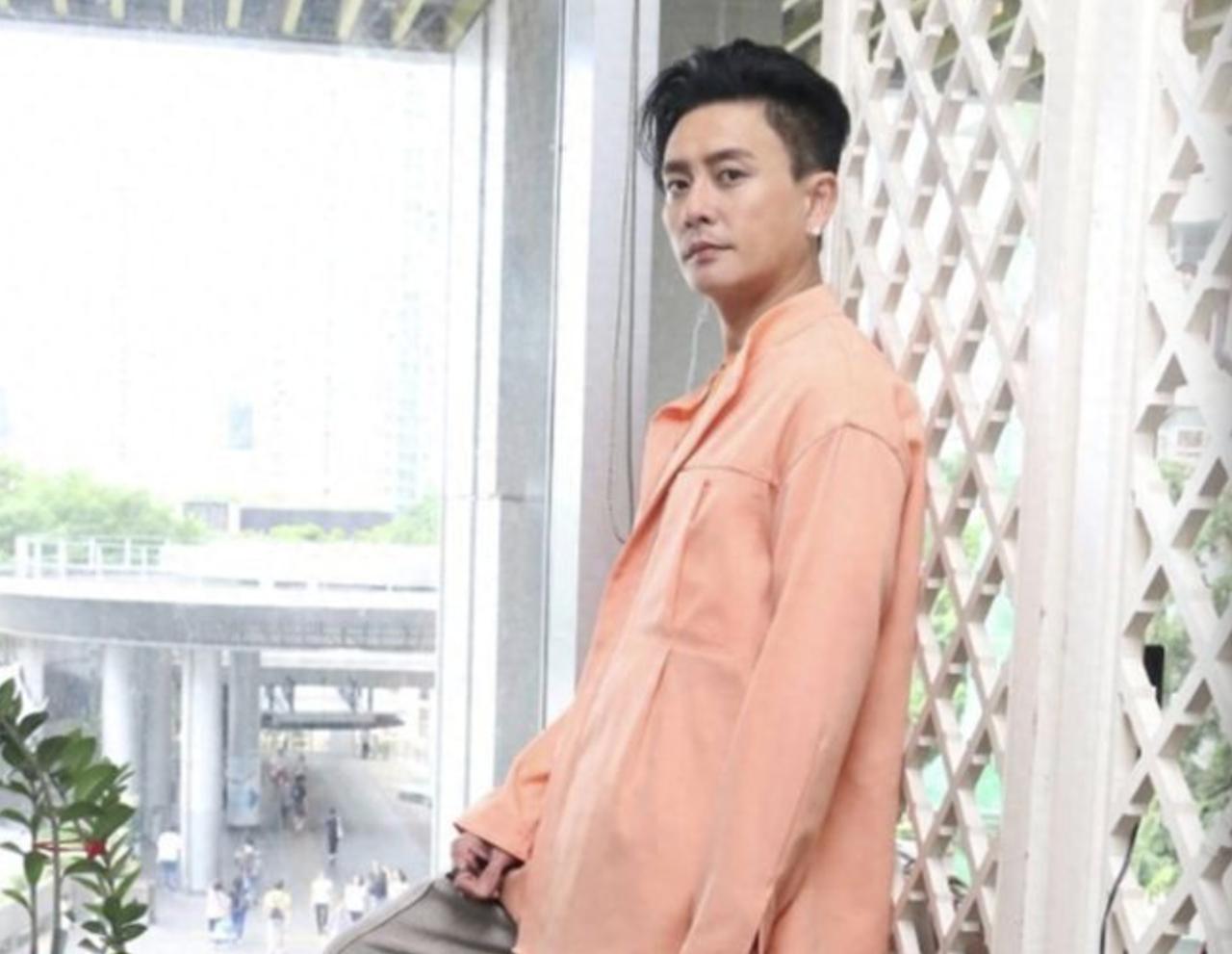 香港艺人黄宗泽在香港被称为超级笋盘，即是条件极好的单身男性。不过这个超级笋盘如今