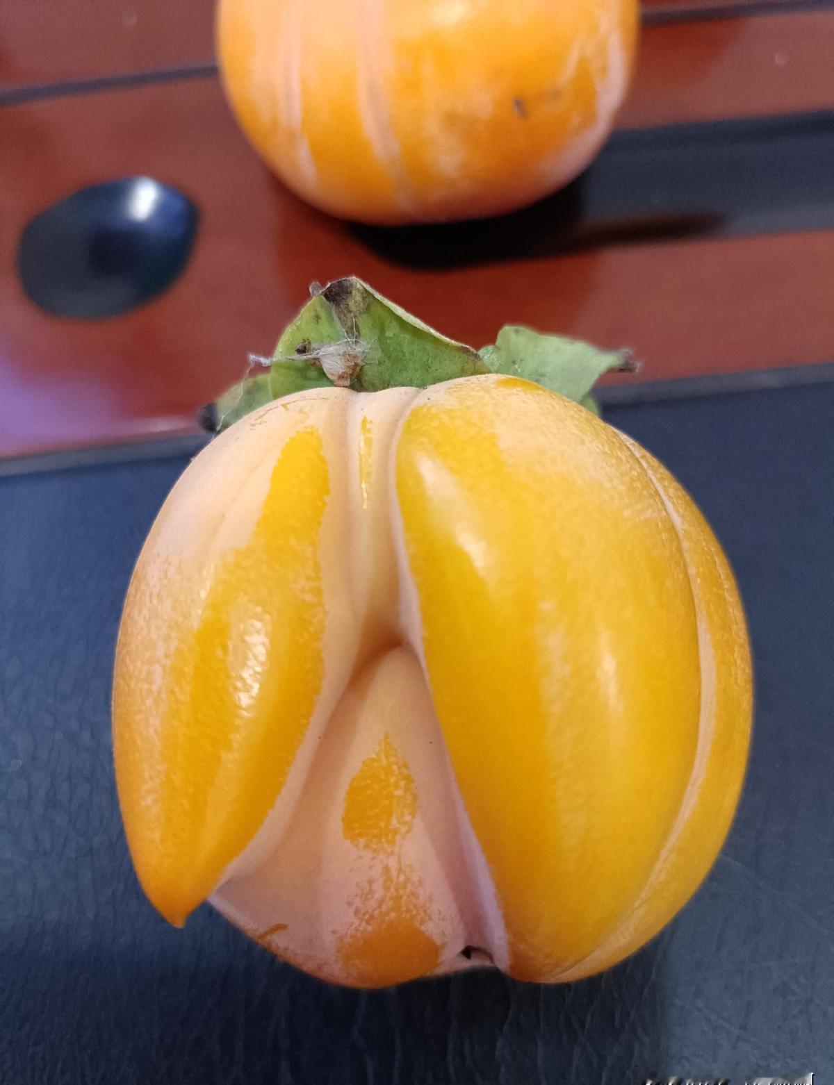 20块买一个苹果？
那会儿怕是捡了天上掉的。
现在10块拎五六个，小是小了点，但