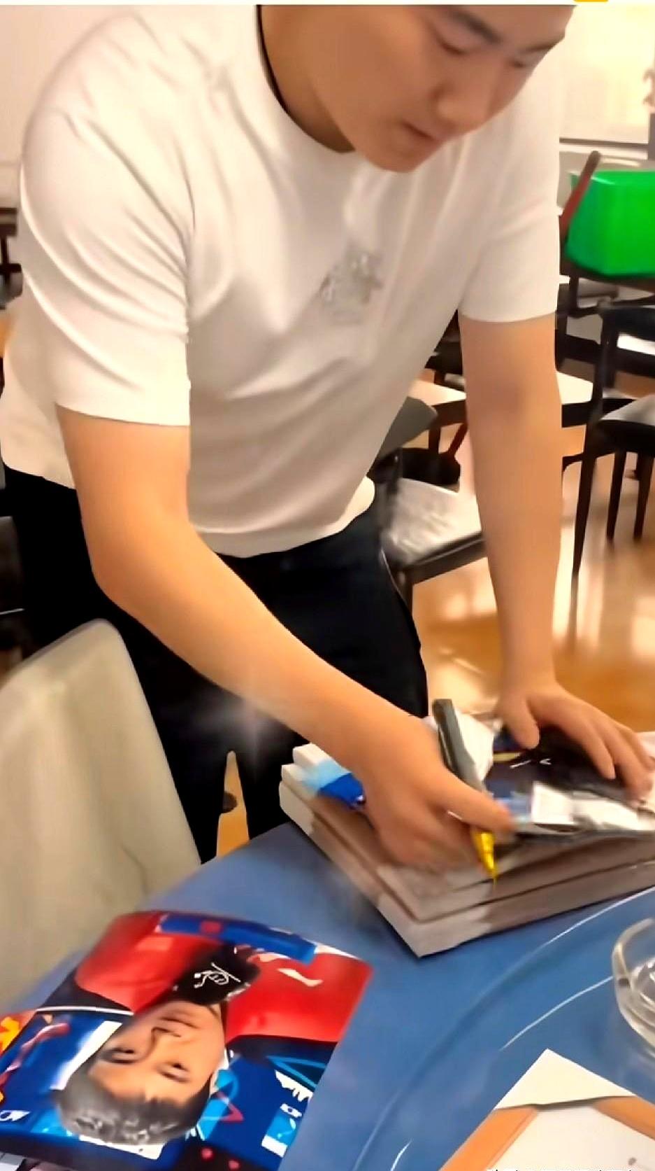 大胖这次回河北，行程还挺接地气。
除了跟朋友吃饭，他还专门去老丈人的烧烤店坐了坐