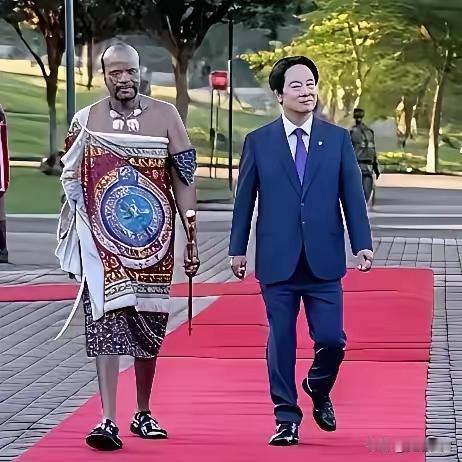 像耍猴儿似的出访，笑不掉鼻子笑掉牙。
逗你玩儿。
几千万资金没了。
都是人民群众