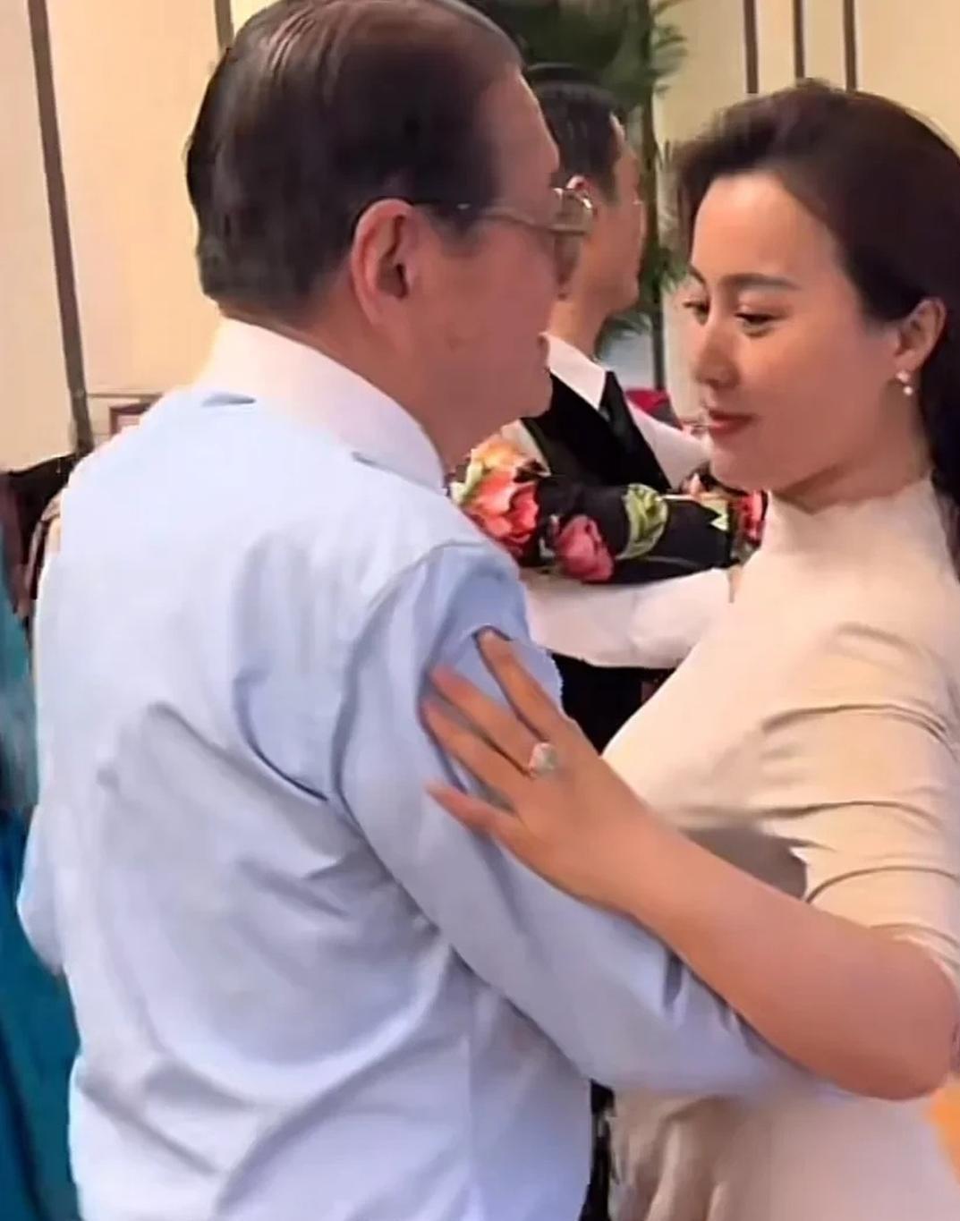 这阿姨年轻时，绝对是个大美人。